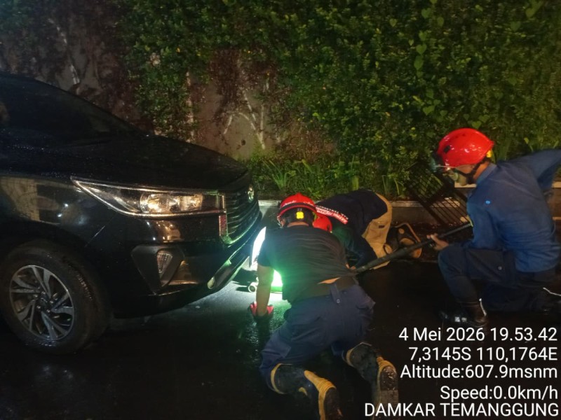 Damkar Temanggung Berhasil Evakuasi Mobil Terperosok di Jalan Letjen Sutoyo