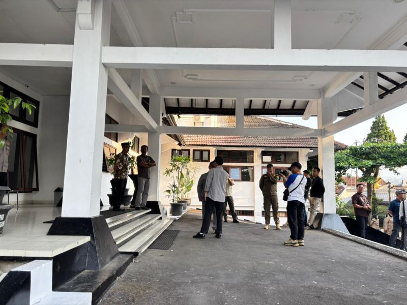 Satpol PP Temanggung Laksanakan Pengamanan Aksi Damai Aliansi Gabungan Masyarakat Sipil di DPRD Kabupaten Temanggung