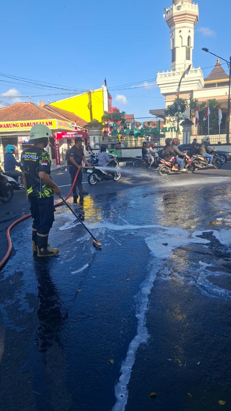 Damkar Temanggung Tangani Solar Tumpah di Depan Masjid Agung, Satu Pengendara Motor Terjatuh