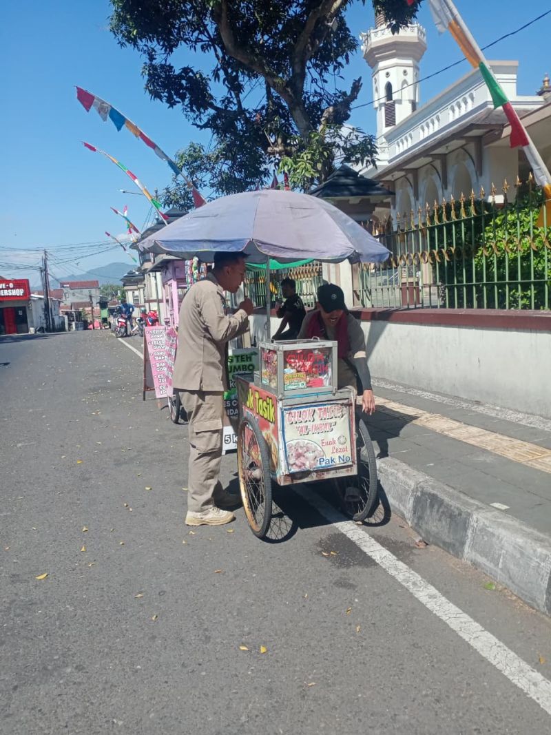 Satpol PP Temanggung Sosialisasikan Penataan PKL di Kawasan Alun-Alun