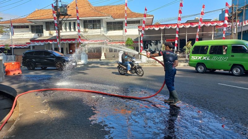 Damkar Temanggung Tangani Tumpahan Solar di Tikungan Alun-Alun