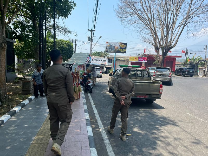 Satpol PP Temanggung Tertibkan PKL di Kawasan Alun-Alun Saat CFD