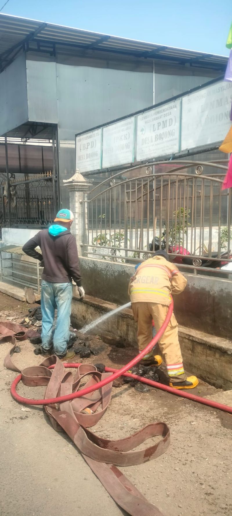 Damkar Temanggung Lakukan Penyemprotan Gorong-Gorong Tersumbat di Kecamatan Tretep