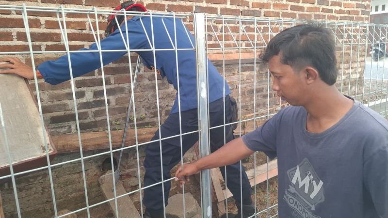Damkar Temanggung Tindaklanjuti Laporan Kemunculan Biawak di Dekat Kandang Ayam Warga Selopampang