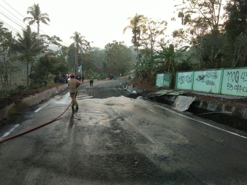 Damkar Temanggung Bersihkan Tumpahan Pasir Pascakecelakaan Beruntun di Tanjakan Rujak Asem Bejen