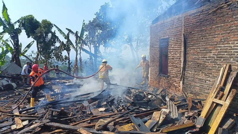 Kebakaran Rumah di Nglorok Pringsurat, Damkar Temanggung Berhasil Selamatkan Empat Rumah di Sekitar Lokasi