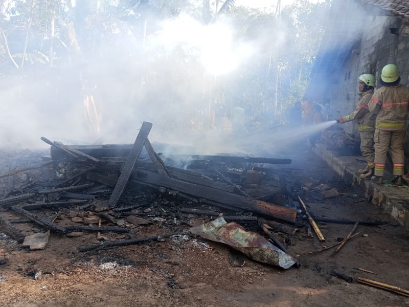 Damkar Temanggung Padamkan Kebakaran Dapur Rumah Warga di Rejosari Pringsurat