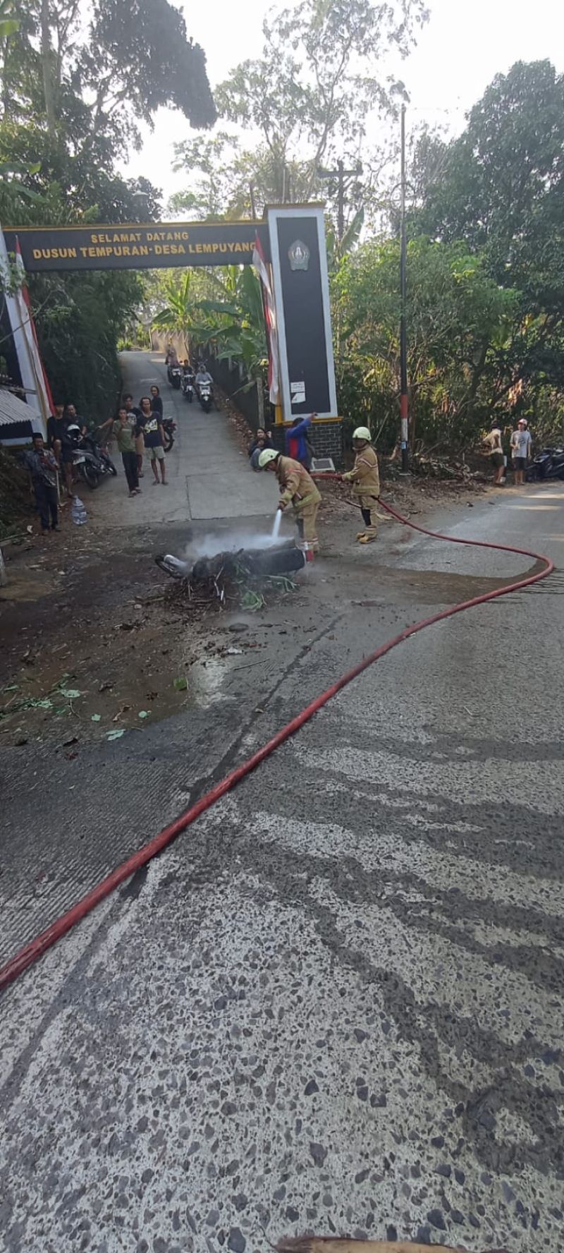 Damkar Temanggung Tangani Kebakaran Sepeda Motor CB 100 di Candiroto