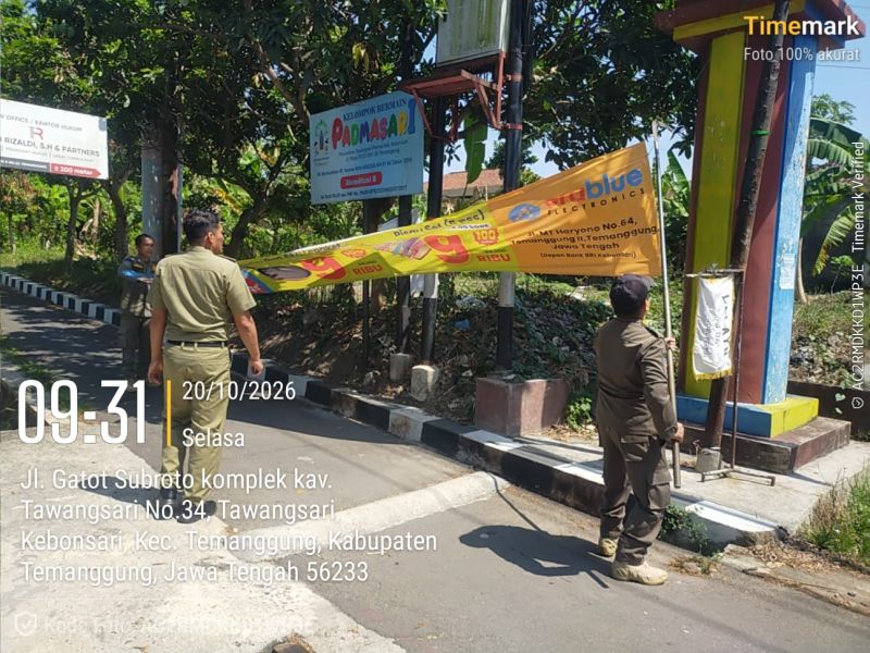 Satpol PP Temanggung Tertibkan Banner dan Rontek Kedaluwarsa serta Tidak Berizin