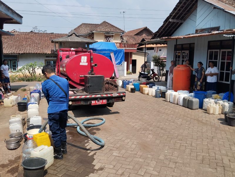 Damkar Temanggung Salurkan 4.000 Liter Air Bersih untuk Warga Dusun Klebakan, Kecamatan Jumo